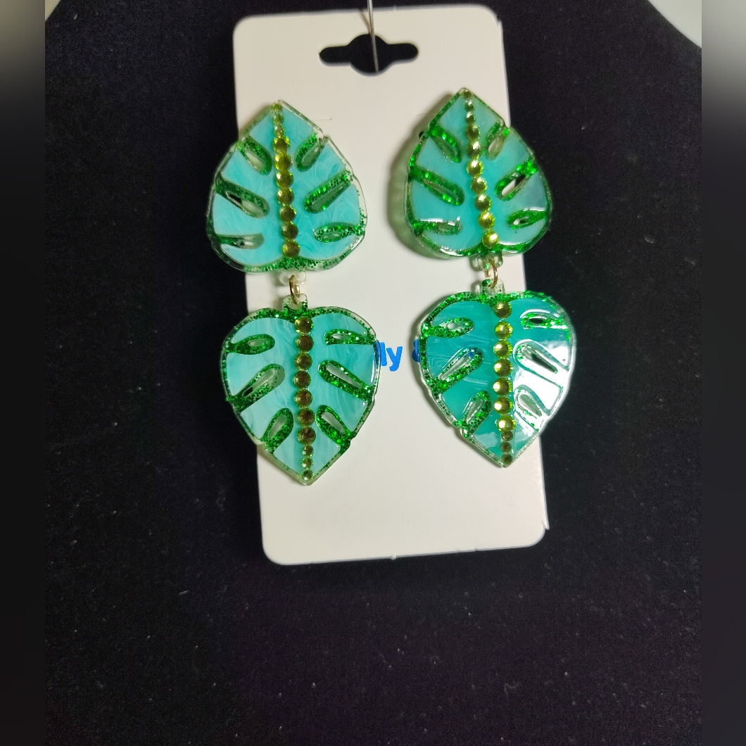 Green Leaf Blimg Crystal Center Earrings Nwot 19$